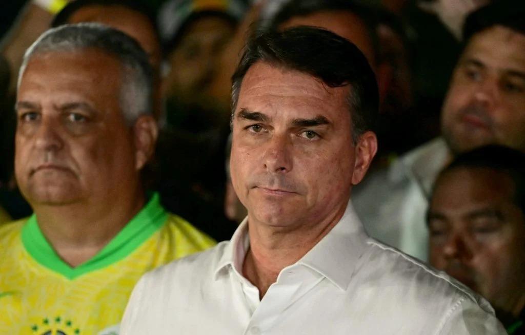 Moraes manda Flávio Bolsonaro entregar passaporte e proíbe saída do país