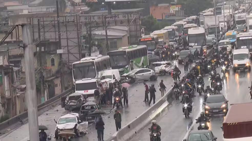 Motorista infarta ao volante no RJ e causa engavetamento com 22 veículos