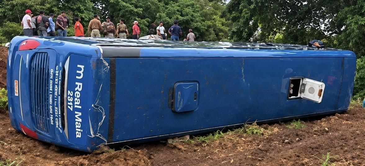 Ônibus que saiu de Palmas com destino a Parauapebas tomba na BR-153 e deixa 4 feridos