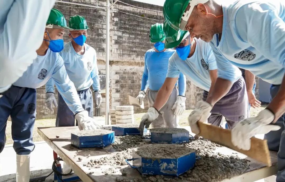 Presos produzem blocos de concreto para obras públicas no Pará