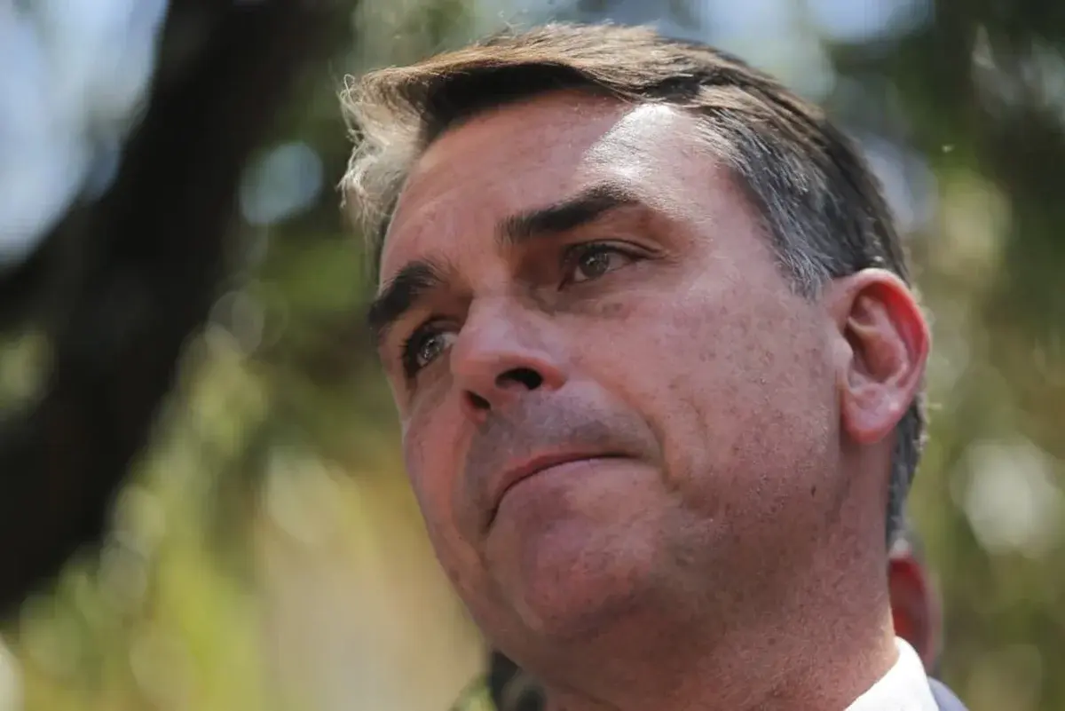 Propaganda de Flávio Bolsonaro vai ao ar sem áudio na televisão aberta