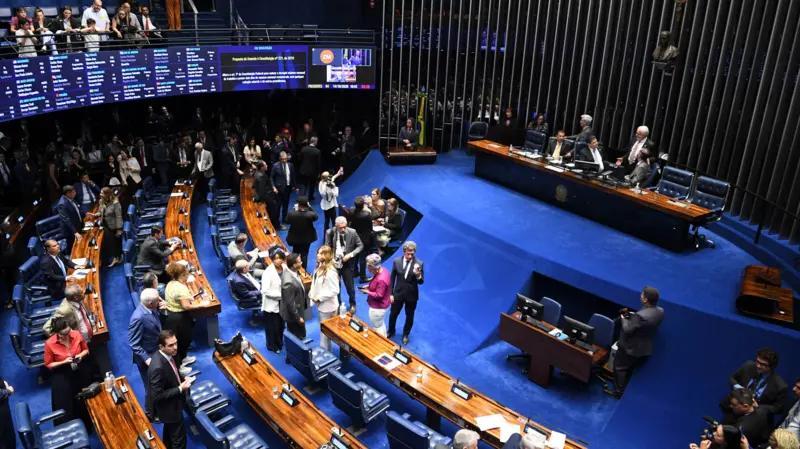 Senado aprova PEC do fim da escala 6x1 