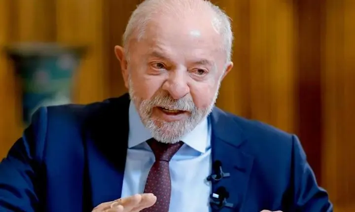 A menos de três semanas da eleição, Lula anuncia reajuste de 15% no Bolsa Família