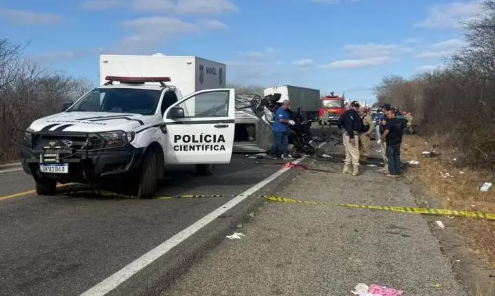 Acidente entre van e caminhonete deixa seis mortos na Paraíba