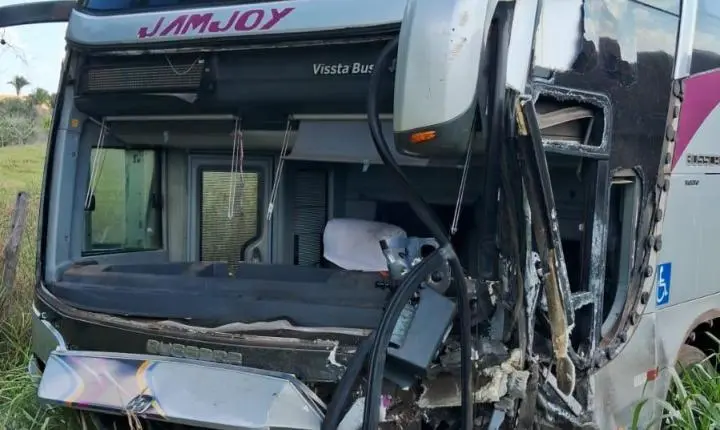 Acidente fatal envolvendo carro e ônibus é registrado entre Eldorado e Marabá