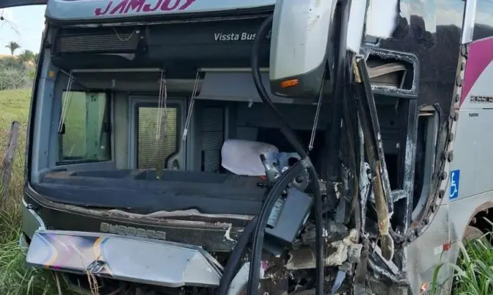 Acidente fatal envolvendo carro e ônibus é registrado entre Eldorado e Marabá