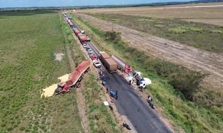 Acidente grave entre carretas congestiona trânsito na BR-155