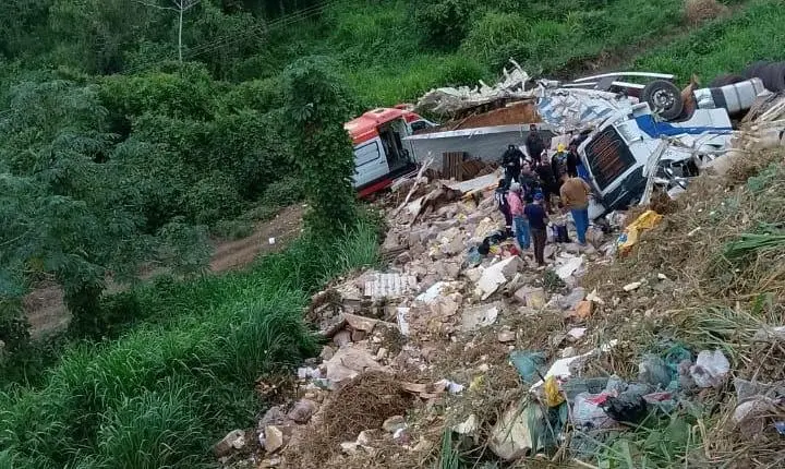 Acidente grave faz caminhão cair em ribanceira na BR-230