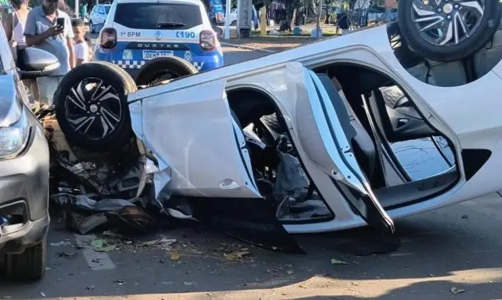 Acidente na 307 Norte faz carro capotar e assusta moradores em Palmas