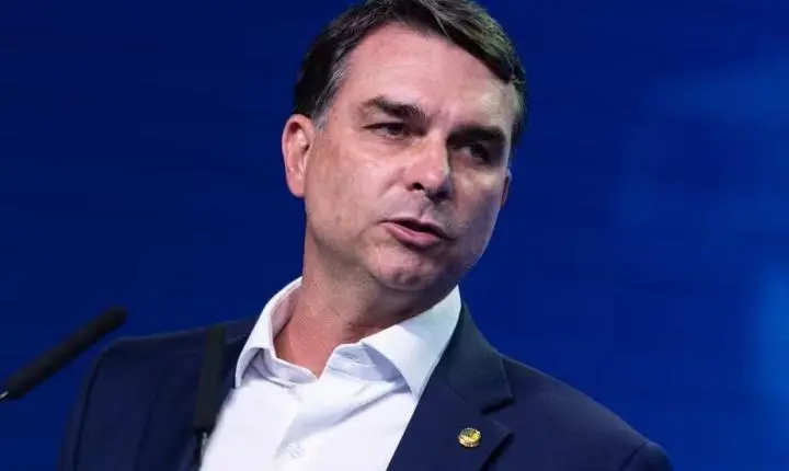 Após polêmica, Flávio Bolsonaro tem candidatura registrada no TSE