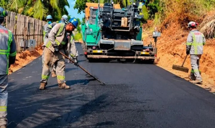 Bairro Deus por Nós recebe 3km de asfalto em Breu Branco