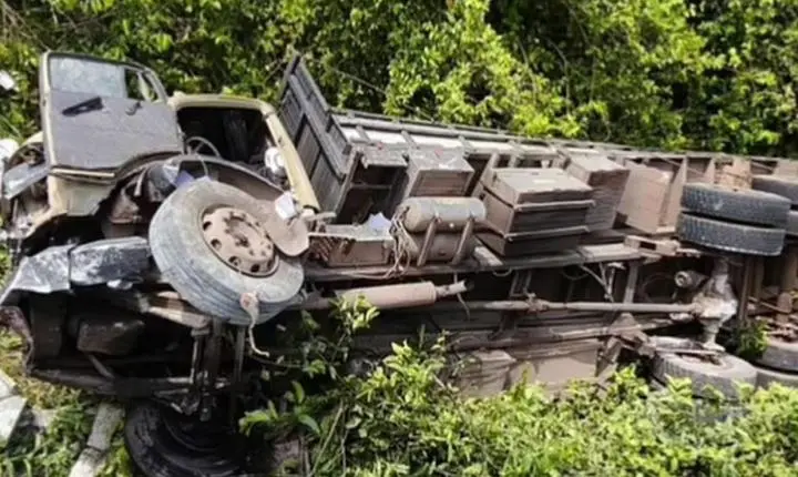 BR-153: Caminhão cai de ponte e deixa homem ferido em Araguaína
