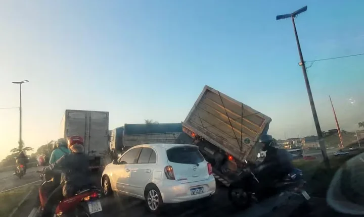 Caminhão bitrem tomba e trava trânsito no viaduto do Coqueiro em Ananindeua