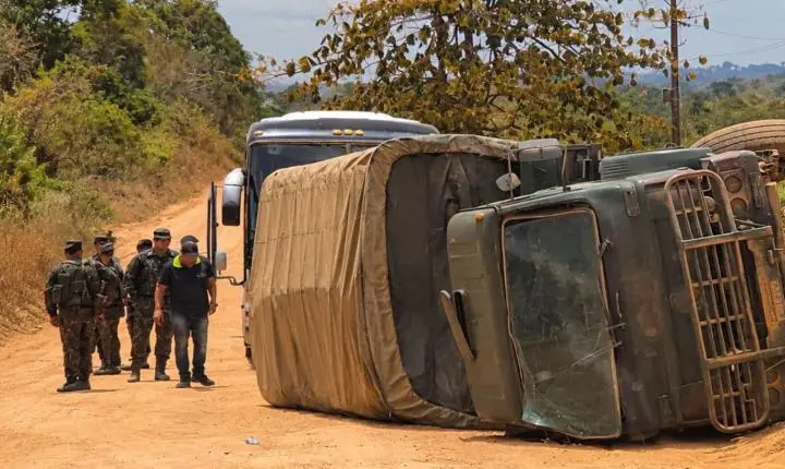Caminhão do Exército tomba na Transamazônica entre Medicilândia e Uruará