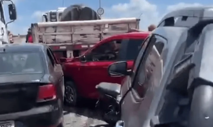 Carreta desce de ré e bate em quatro veículos em Belém