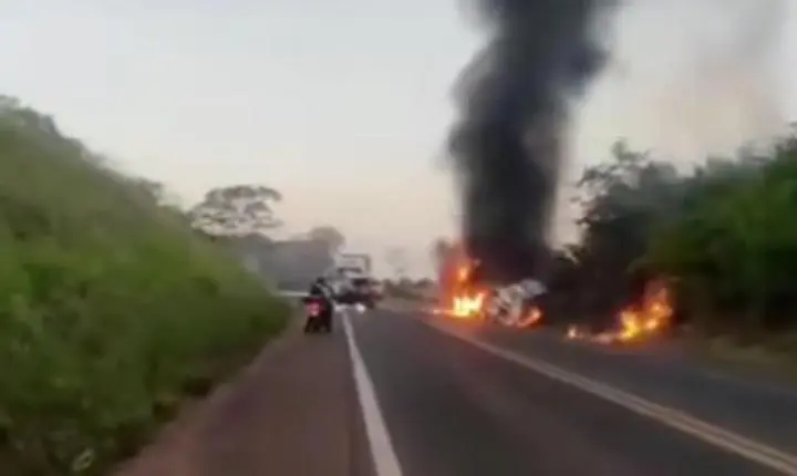 Carreta pega fogo após acidente na BR-010, próximo a Imperatriz