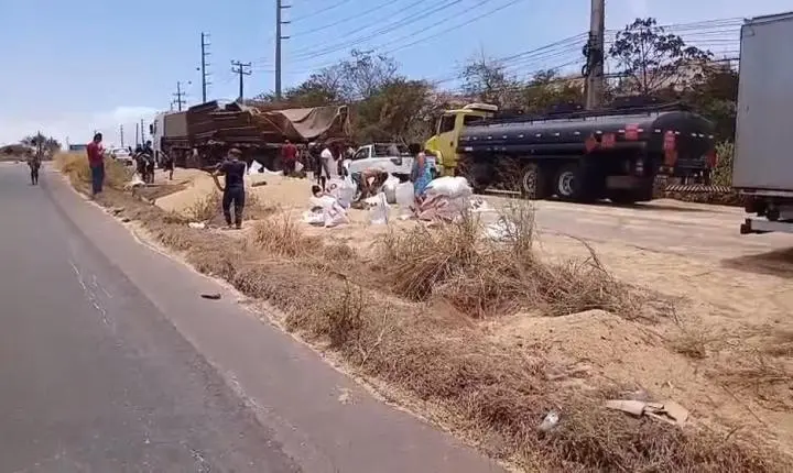 Carreta tomba e espalha carga de soja próximo ao Porto do Itaqui, no MA