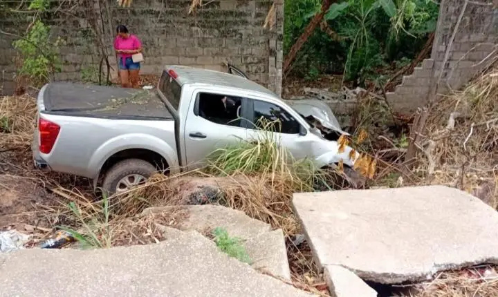 Carro é encontrado destruído próximo ao muro da Unifesspa, em Marabá