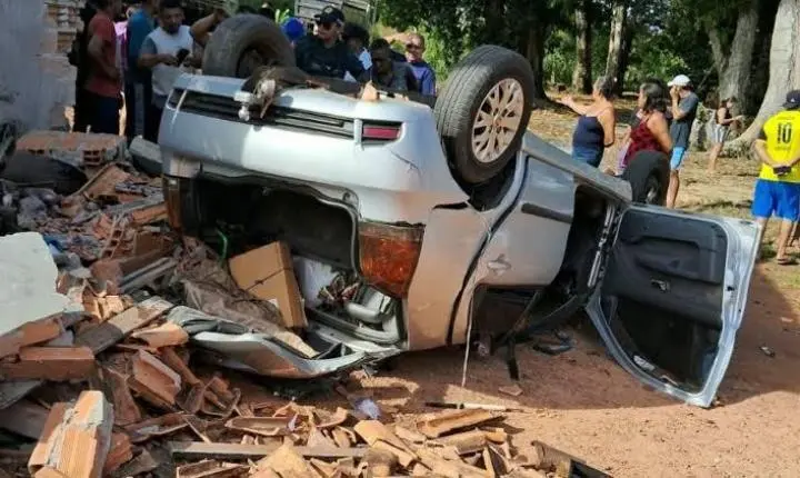 Casal de idosos morre após carro capotar na PA-320
