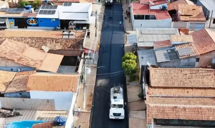 Chão preto chegando: Rua São Geraldo recebe asfalto em Itupiranga
