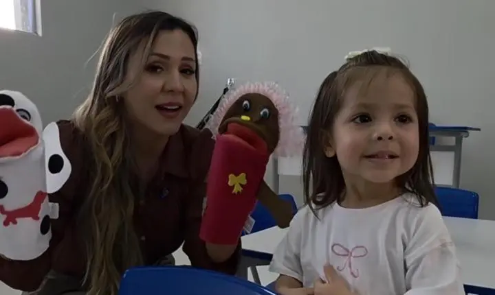 Com a filha no colo, Andréia Siqueira mostra a maternidade ao lado da política