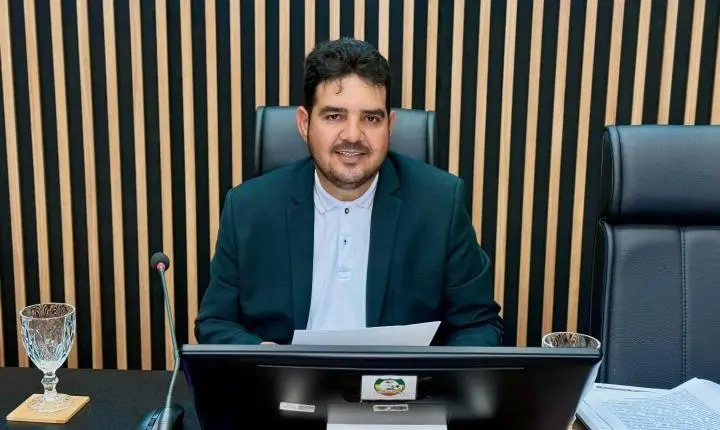 Com oposição barulhenta, porém fraca, Flávio é reeleito presidente da CMCC