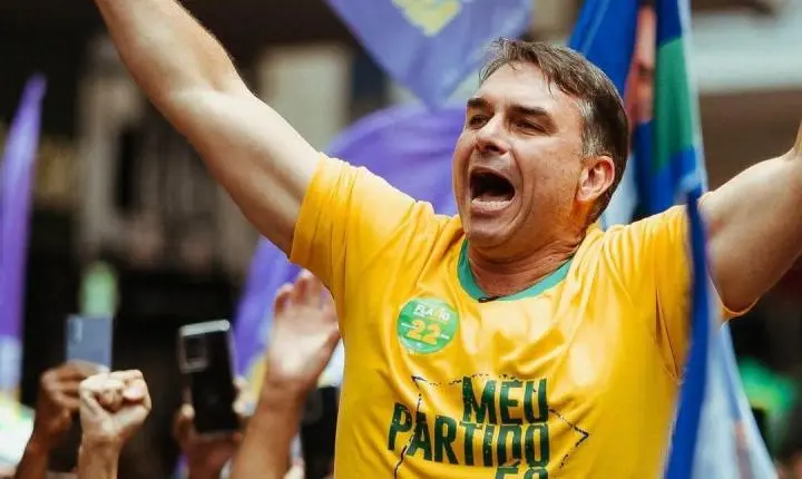 De colete, Flávio refaz trajeto do atentado sofrido por Jair Bolsonaro em 2018