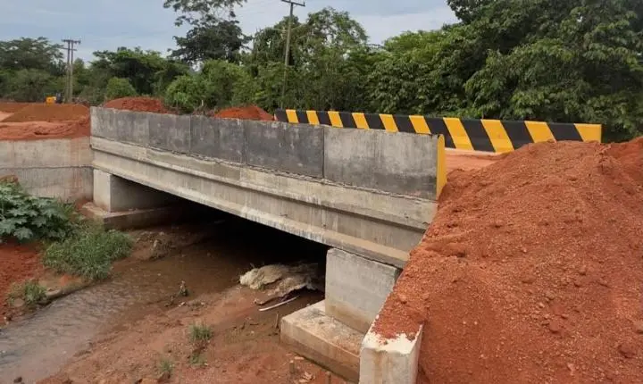 Dr. Rener mostra o progresso das novas pontes na zona rural de Redenção