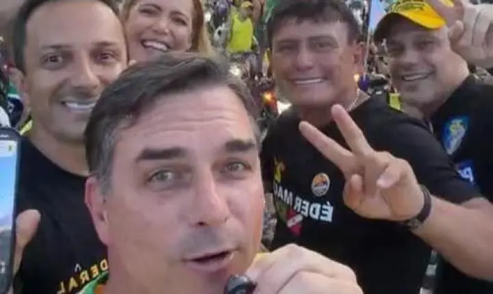 Em Belém, Flávio Bolsonaro lidera motociata com lideranças do PL no Pará