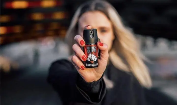 Entra em vigor lei que libera spray de pimenta para defesa pessoal de mulheres no Brasil