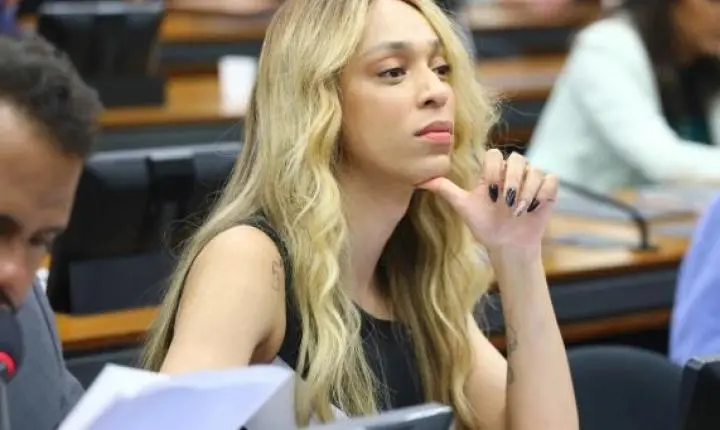 Erika Hilton pede bloqueio de bens de Flávio Bolsonaro após saída do país