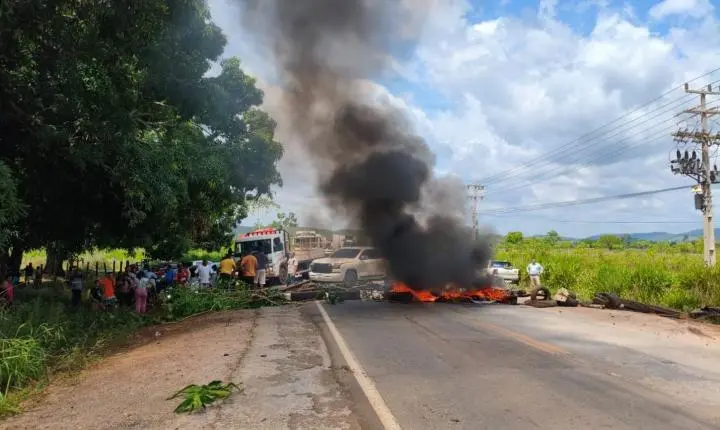 Falta de energia provoca protesto e bloqueio na PA-160 em Parauapebas