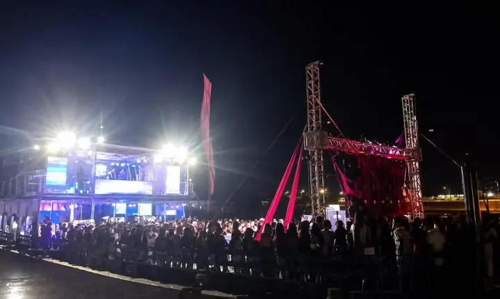 Festa irregular é cancelada após polícia encontrar pistola com 17 munições em balsa, em Santarém