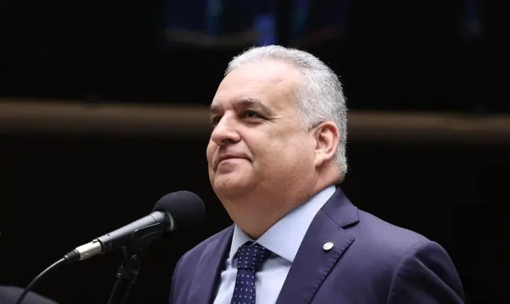 Flávio Bolsonaro anuncia Alfredo Gaspar como vice após perder apoio do Centrão