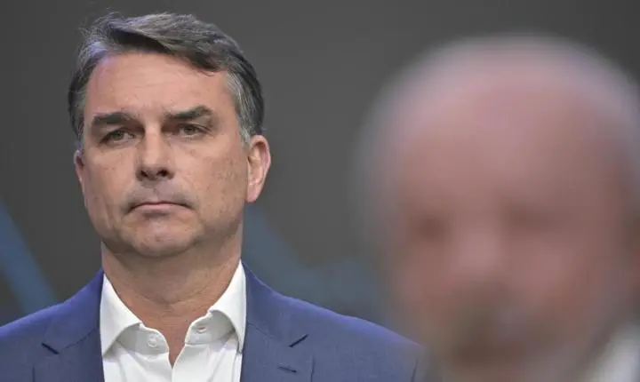 Flávio Bolsonaro deixa o Brasil rumo aos Estados Unidos