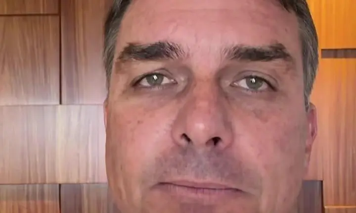 Em vídeo, Flávio Bolsonaro rebate declaração de Lula: 'É machista'