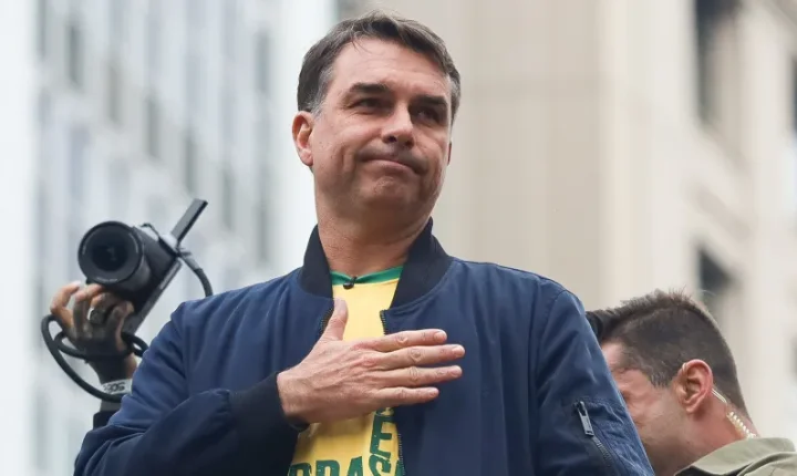 Flávio Bolsonaro utilizou jatinho vinculado a Vorcaro em voo dos EUA para o Brasil