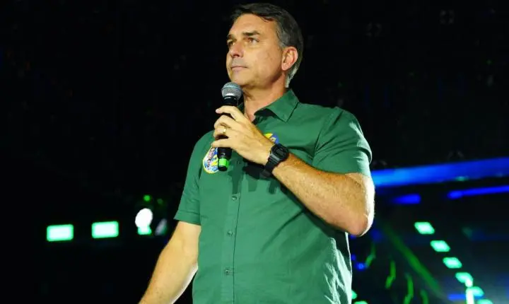 Flávio Bolsonaro volta a contestar resultado das eleições