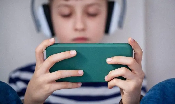 Governo quer barrar 6 jogos populares que podem viciar crianças e jovens no Brasil