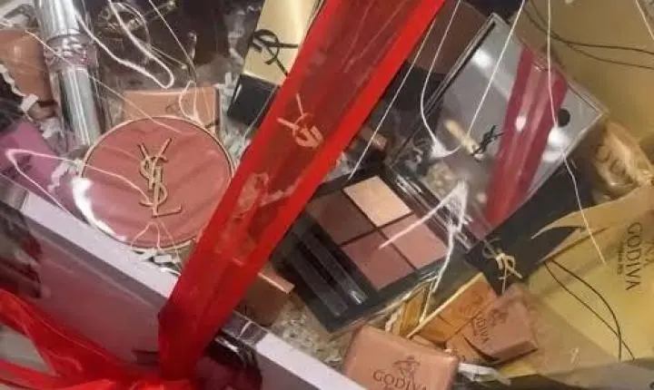     Homem ganha kit de luxo da YSL, presenteia colega de trabalho, esposa descobre e pede divórcio