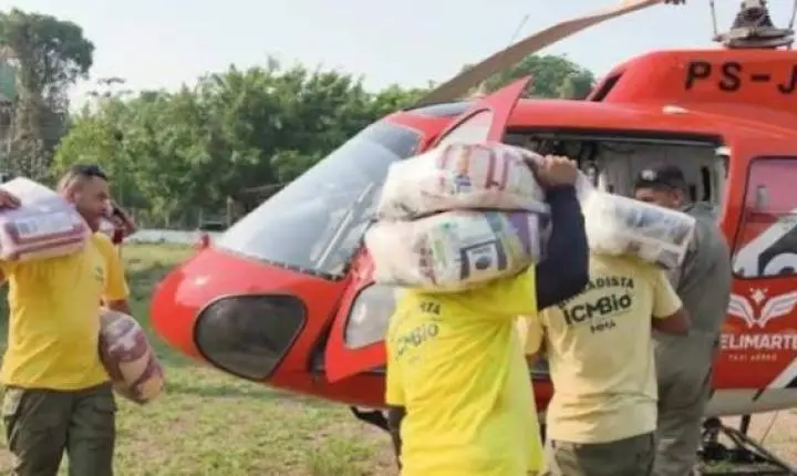 ICMBio leva comida de helicóptero a reserva em Altamira