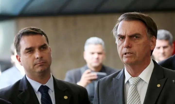 'Logo você sai daí': Em carta, Flávio Bolsonaro afirma que Jair voltará a ser recebido pelo Brasil