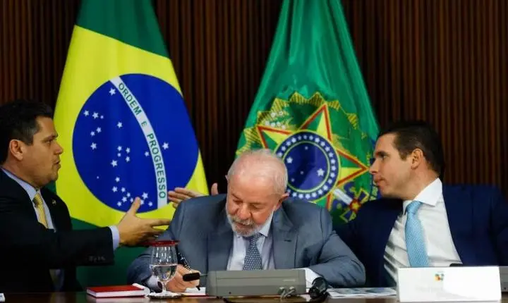 Lula afirma que Brasil está pronto para avançar no fim da escala 6x1