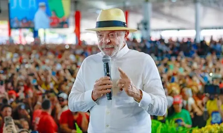 Lula anuncia Pé-de-Meia Universitário com bolsa mensal de R$ 700