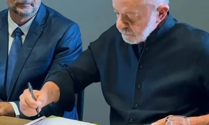 Lula assina MP e decreto para conter alta e reduzir tributos dos combustíveis