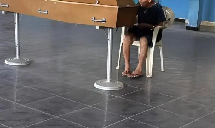 Mãe de 100 anos emociona o Brasil ao velar sozinha filho no Ceará