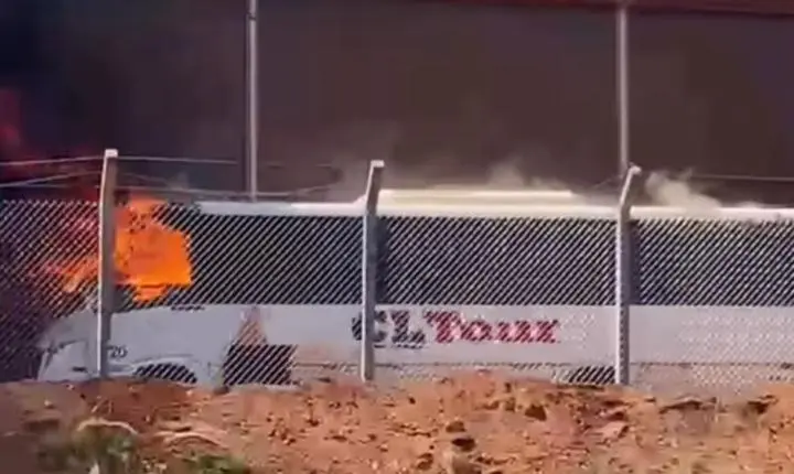 Micro-ônibus é destruído por chamas nas imediações do complexo S11D