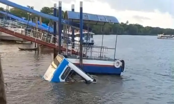 Milagre: todos os passageiros sobrevivem após ônibus afundar no Porto de Barcarena