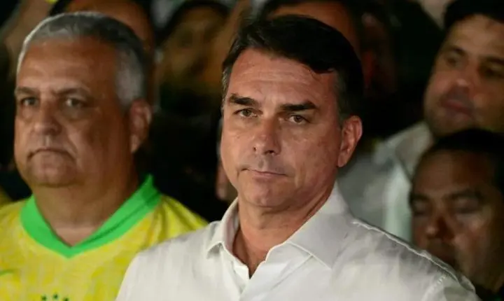 Moraes manda Flávio Bolsonaro entregar passaporte e proíbe saída do país