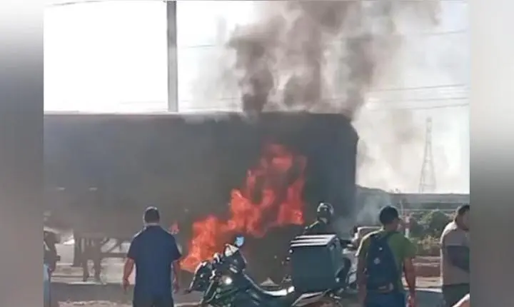 Motociclista fica preso sob caminhão em chamas e é salvo por PMs em Marabá